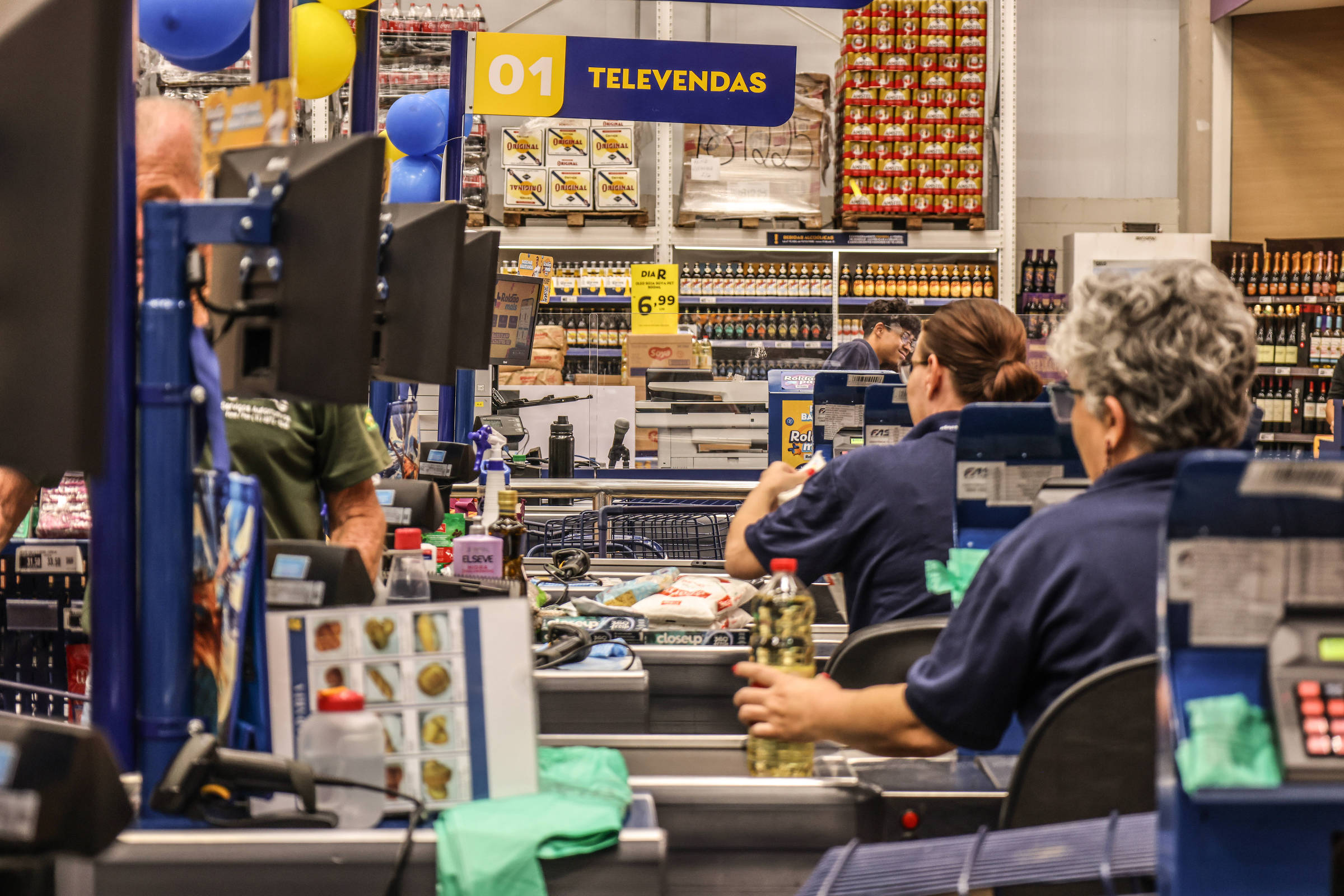 Governo volta a adiar regra que limita trabalho do comércio em feriados