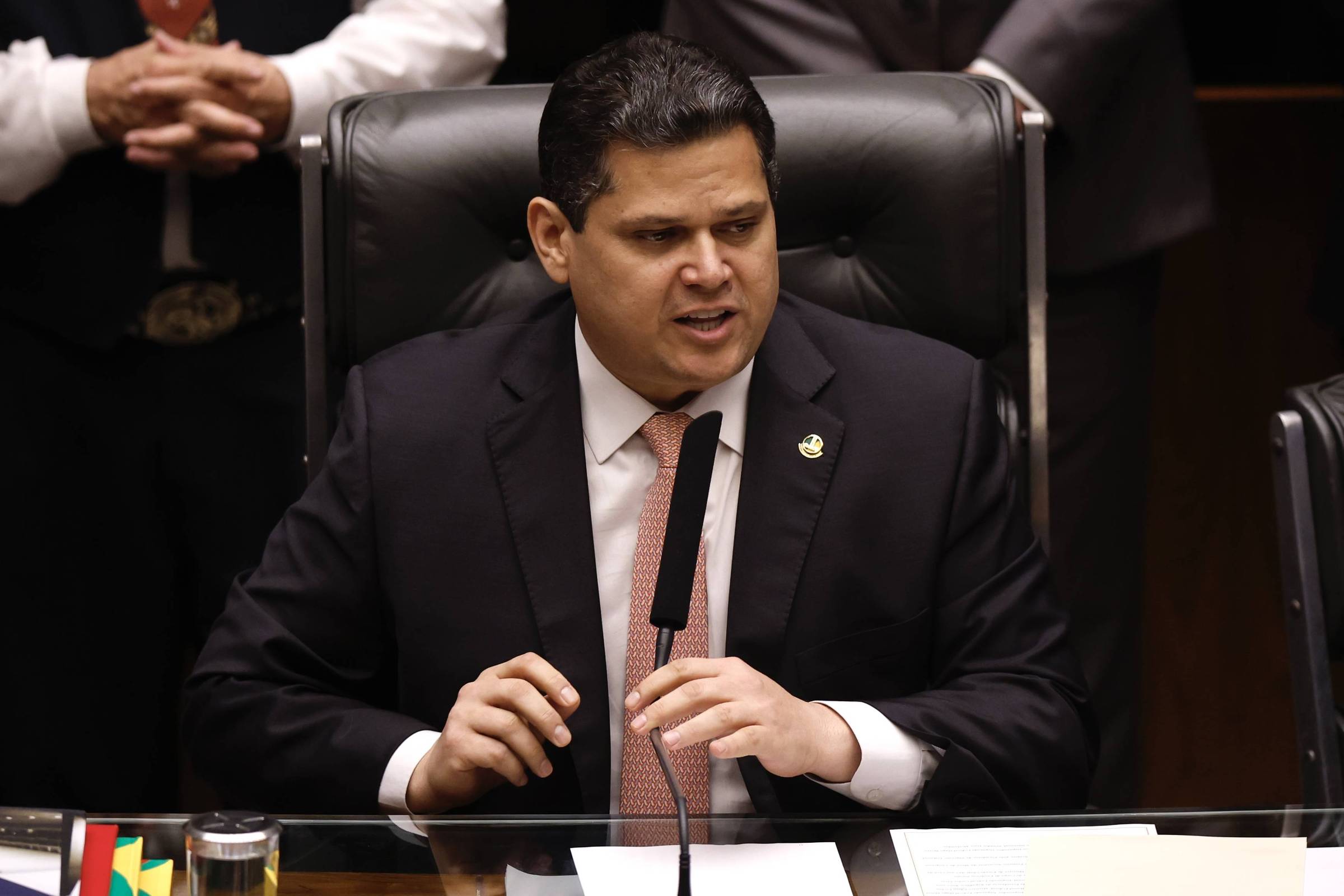 Alcolumbre examina documentos da CPI para definir quebra de sigilo de Lulinha