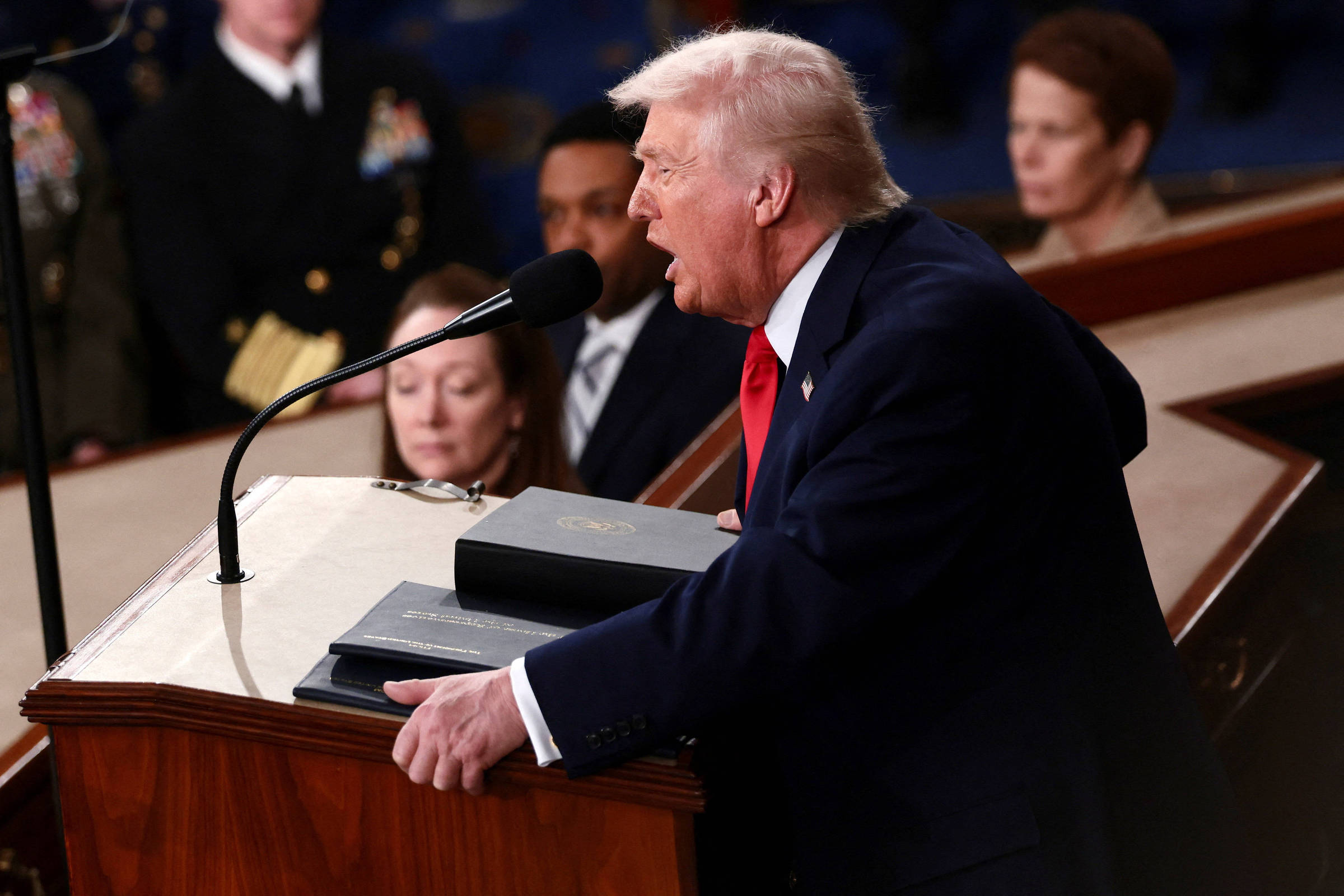 Perante juízes da Suprema Corte, Trump condena redução de tarifas em discurso no Congresso