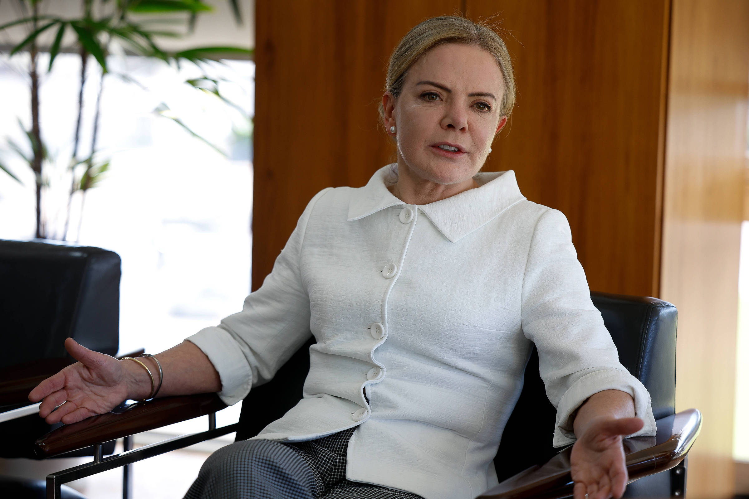 Governistas tentam anular ato após Gleisi chamar quebra de sigilo de Lulinha de golpe